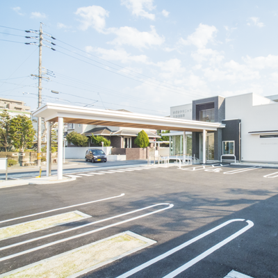 <strong>駐車場</strong><br>車でご来院の方でも安心の駐車スペース15台完備（うち1台、障害者用駐車場）
