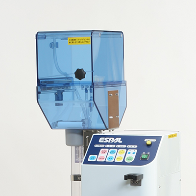 <strong>ファイバー洗浄機</strong><br>ファイバーの付着物を高レベルの消毒液で洗い流し、残っている細菌やウイルスを死滅させます。