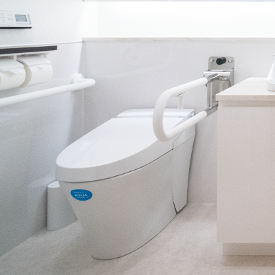 <strong>多目的トイレとベビーシート</strong><br>多目的トイレには、女性用のトイレと子供専用トイレのほか、ベビーシートや荷物も置けるスペースもご用意しています。